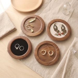 Bandeja redonda de madera de nogal para joyería con inserto blanco y negro para exhibir pendientes y anillos, accesorios de fotografía - Product Image 2