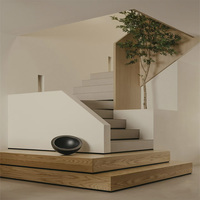 Escalier intérieur moderne sur mesure, écologique, durable et sûr, avec bordure haute, revêtement en bois et garde-corps en verre, design personnalisé