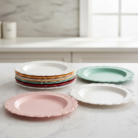 Assiettes jetables en plastique blanc à bord festonné pour la restauration, les buffets et les repas quotidiens