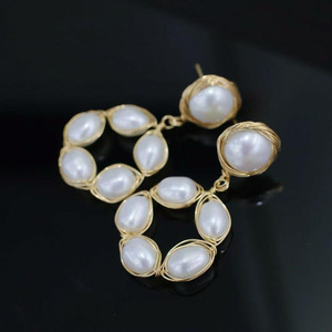Pendientes Colgantes Hechos a Mano con Oro de 14K, Pendientes Colgantes Circulares con Perlas Naturales de Agua Dulce Envueltas en Alambre - Product Image 2