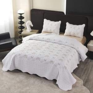 Vente en gros Parure de lit style brodé à motif floral Couleur blanche Toucher confortable Queen King Size Ensemble de couvre-lit 3 pièces - Product Image 3