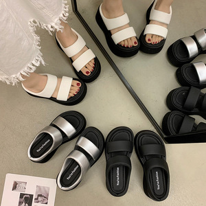 Nuage en cuir souple épais pour femmes Senior Sense 2024 été nouvelle mode tout match à l'extérieur pour porter-mot pantoufles - Product Image 2