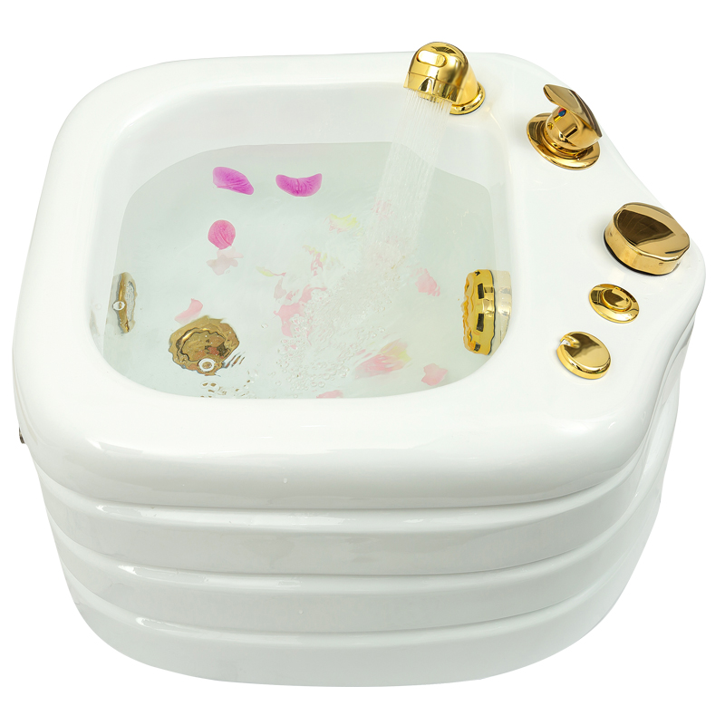 Blanco con accesorios dorados.