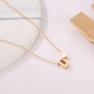 Collana con Ciondolo a Forma di Cuore e Onda d'Acqua con 26 Lettere dell'Alfabeto Inglese in Lega, Stile Europeo Americano, Creativa e Versatile per Donne - Product Image 4