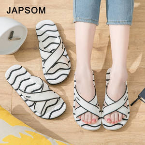 Zapatillas de ducha de verano para mujer, de interior, a la moda, con punta abierta, a rayas, suela suave, planas y antideslizantes para baño - Product Image 1