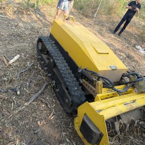Machine télécommandée pour le défrichement et <span class=keywords><strong>la</strong></span> coupe de l'herbe sur terrain montagneux ; Machine économique pour l'élimination des forêts, de l'herbe et des arbustes - Product Image 5