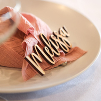 Nom personnalisé acrylique découpé au laser carte nom lieu réception de mariage botte siège nom numéro LOGO décorations