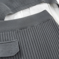 Ensemble trois pièces d'été pour femme grande taille : chemise ample éco-responsable, robe taille haute et jupe grise tissée