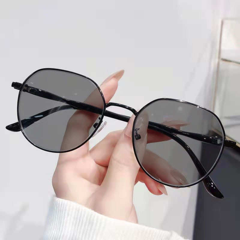 Black frame photochromic gray lens