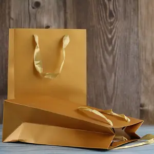 Op Maat Bedrukt Logo Luxe Gouden Cadeau Draagtas Voor Kleding Met Handvat Op Voorraad