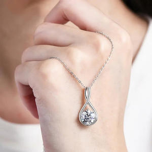 Collar con colgante de gota de agua dorada con circonita cúbica de corte brillante redondo, chapado en oro de 18 quilates, para uso diario de mujeres - Product Image 5