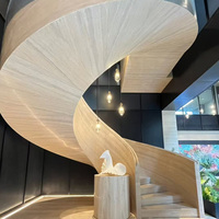 Escalier en colimaçon en marbre travertin ultra-fin PerfectStone pour projets hôteliers et villas haut de gamme