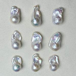 ไข่มุกน้ำจืดธรรมชาติทรงหางปลา ขนาด 11-13 มม. สไตล์บาโรก สีสันสดใส แสงเงาสวยงาม ไข่มุกเปลือยจากจูจี้ - Product Image 3