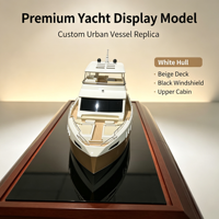 Modèle de yacht de luxe personnalisé avec coque blanche épurée, pont beige et support d'exposition noir