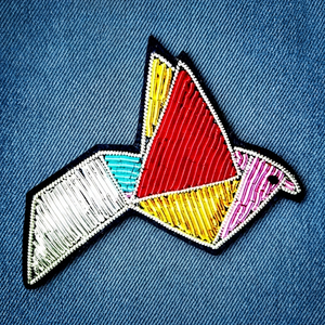 Insigne de nom en soie brodé personnalisable avec motif d'oiseau tissu à coudre et feutre avec technique d'émail pour sacs Logo personnalisé - Product Image 2
