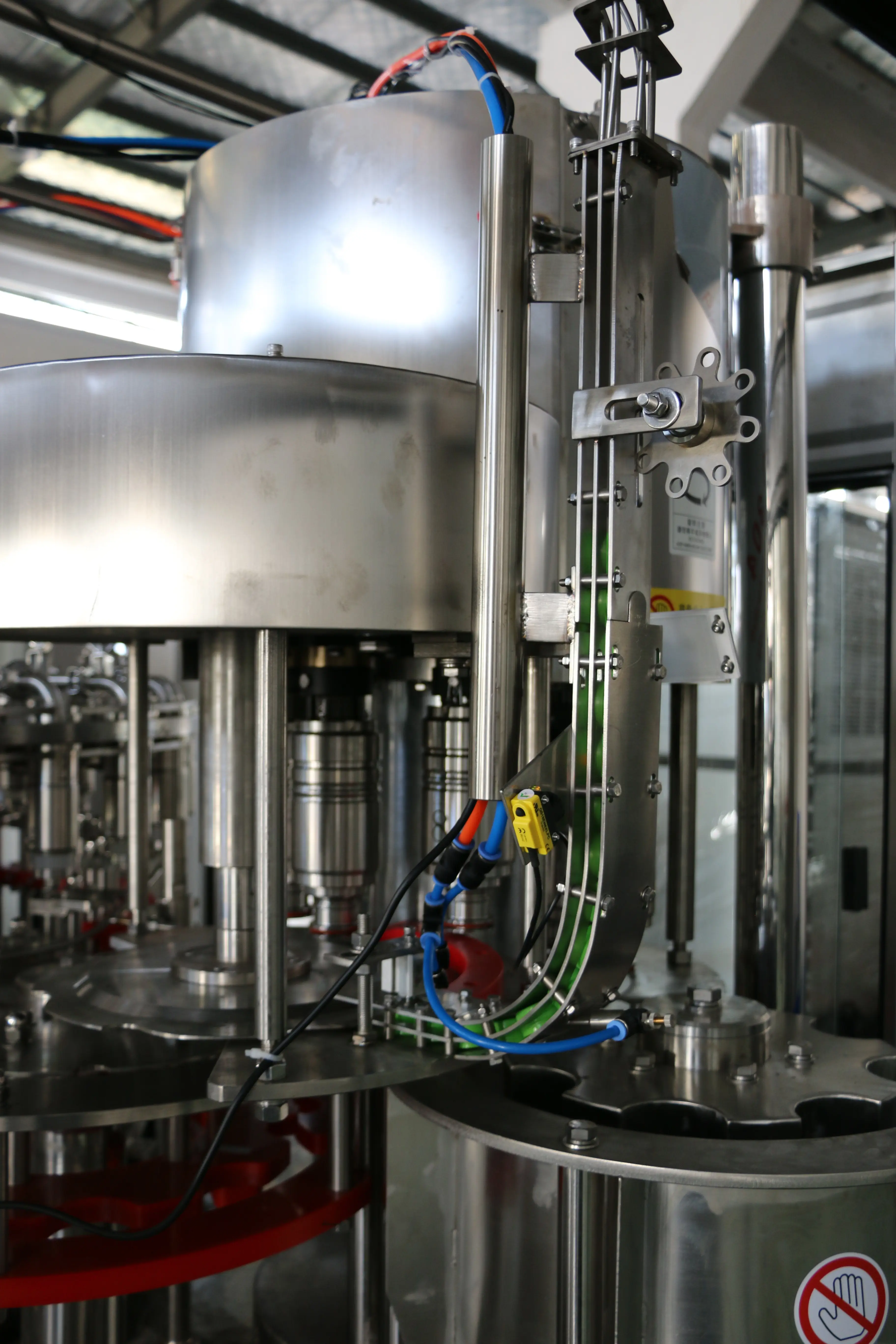 नई आगमन 3 इन 1 स्वचालित उत्पादन संयंत्र लाइन पीईटी बोतल फलों का रस पीने की कैपिंग मशीन
