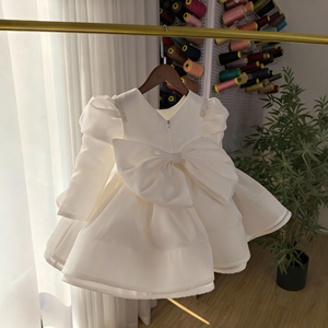 Abito <span class=keywords><strong>da</strong></span> bambina <span class=keywords><strong>bianco</strong></span> con maniche a sbuffo, grande fiocco decorativo, gonna a strati in raso, abito <span class=keywords><strong>da</strong></span> festa, abito <span class=keywords><strong>da</strong></span> <span class=keywords><strong>principessa</strong></span> per eventi formali. - Product Image 3