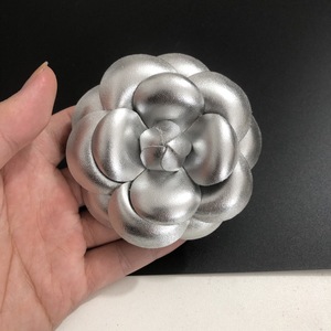 Broche de Camélia Premium de 8cm de Espessura, Dupla Utilização, Estilo Vintage Delicado, Joia de Verão, com Presilha de Cabelo para Estilização de Vestuário - Product Image 1