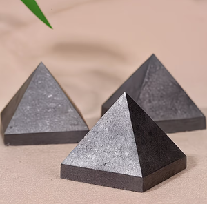 Piramide di Shungite della Carelia Lucidata a Mano, Decorazione per la Casa, Pietra Curativa Spirituale Reiki, Cristallo Nero 10cm, Feng Shui - Product Image 2