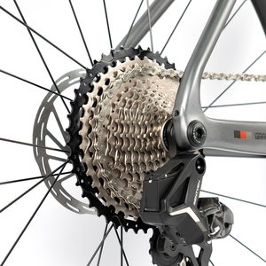 จักรยานเสือหมอบ Gravel V3 ไร้สาย ระบบเกียร์อิเล็กทรอนิกส์ โครงคาร์บอน 700C 13 สปีด ดิสก์เบรกไฮดรอลิก สำหรับแข่งขัน รุ่น Aero (25 ปี) - Product Image 3