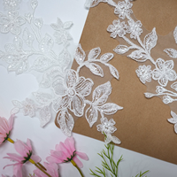 Applique florale luxueuse en dentelle cordonnée brodée de perles pour voile de mariée et robe