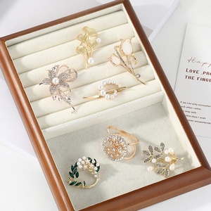 Wholesale Hot Sale Vintage 18K <b>Gold</b> Fashion Brooches Pin Badges Custom Pins for Women's <b>Clothes</b> Custom Flower Brooches - Product Image 2