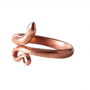 Bague de doigt thérapeutique minimaliste, motif serpent sculpté antique, finition polie, à extrémité ouverte - Product Image 1