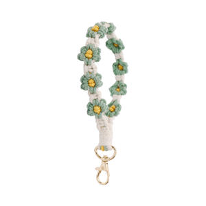 Bracelet en peluche tissé à la main bohème populaire en gros, durable, avec porte-clés mignon en forme de fleur, impression UV pour femmes - Product Image 3