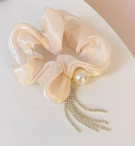 Diadema de intestino grande con borlas y colgante de perlas de diamante de imitación - Product Image 4