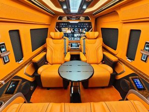 Condizioni di aggiornamento per Toyota Hiace: Sedili aeronautici, pavimento antiscivolo, tende elettriche, luce a cupola multicolore - Product Image 1