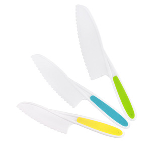 Juego de cuchillos de plástico para frutas, 3 piezas, con cuchillas de seguridad para cortar verduras, pasteles y pan, fácil de limpiar, solo lavar a mano. - Product Image 2