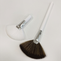 Superzachte witte nylon blush poeder foundation kwast, enkelvoudige gezichts-fankwast, kort, dik, pluizig, peel-design voor gezichtsreiniging