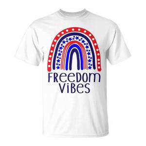 Freedom Vibes T-shirt con bandiera degli Stati Uniti e arcobaleno, girocollo unisex per adulti, design patriottico a maniche corte, 4 luglio - Product Image 1