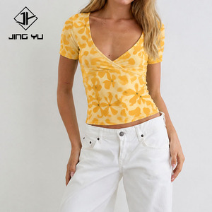 Fabricante diseña top corto informal de verano con estampado y cuello en V, hecho a medida con tela de rayón. - Product Image 3
