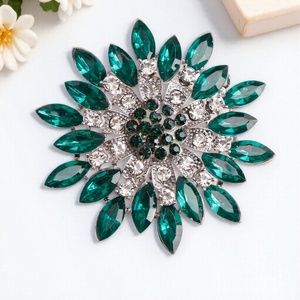 Broche florale créative avec pierres précieuses vertes et design magnifique - Product Image 5