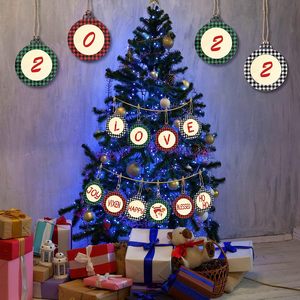 Ornement de Noël en bois rond, couleur bois naturel, entièrement peint à la main, décoration pour arbre, fête, mariage - Product Image 2