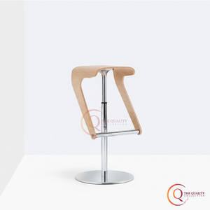 Taburete de Bar minimalista moderno con asiento de madera curvo y soporte único en forma de Z. Una adición elegante a cualquier espacio. - Product Image 1