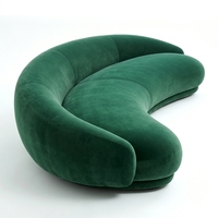 Canapé sectionnel moderne en velours vert trois places sans accoudoirs, design incurvé rembourré en éponge pour salon et villa