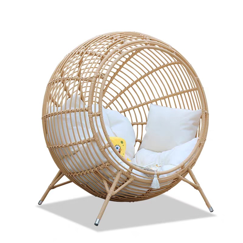 Sedia rotonda singola in rattan a nido d'uccello con cuscino giallo-beige