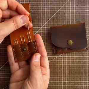 Étui à couture miniature en cuir véritable fait main avec fermeture à bouton, pochette de protection pour aiguilles durable et portable, cadeau promotionnel - Product Image 3