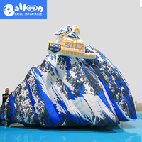 Modèle de montagne enneigée réaliste gonflable sur mesure, pour la décoration d'expositions de produits de montagne en plein air sur le thème de l'hiver