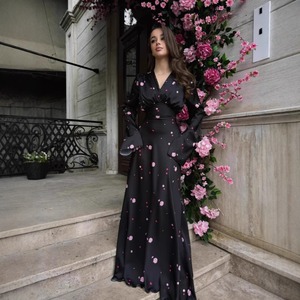 Nuovo Abito Lungo Estivo 2026 da Donna in Raso Stampato con Scollo a V, Stile Francese Chic, Elegante, a Vita Alta, con Maniche Svasate, per Feste, Rosa - Product Image 3