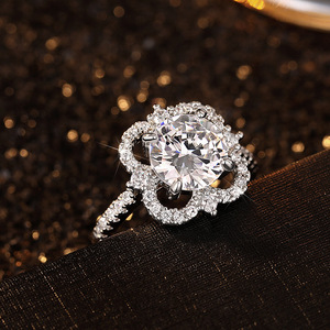 Anello di Fidanzamento Floreale con Pavé per Donne, Elegante Gioiello da Dito alla Moda - Product Image 1