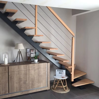 Escalier moderne en bois, marche triangulaire, escalier métallique, barre, balustrade, escalier mono poutre