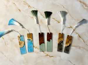 Ajoutez du style à vos moments de lecture avec des marque-pages en résine et en bois, faits à la main avec soin. - Product Image 2