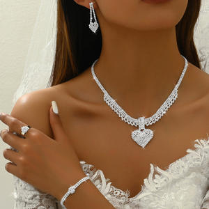 Parure de bijoux vintage éblouissante pour mariée, avec collier et boucles d'oreilles en forme de cœur orné de strass, plaqué or et argent, idéale pour mariages, fêtes et la Saint-Valentin - Product Image 1