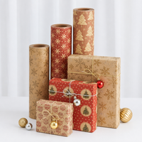 Rouleau de papier cadeau vintage motif sapin et flocons de neige rouges, idéal pour les cadeaux et la décoration des fêtes