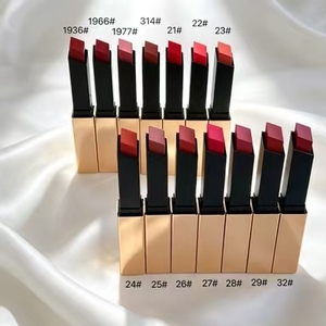 Lápiz labial en tubo dorado con textura mate aterciopelada para iluminar el tono de la piel, resistente al agua y de larga duración, opciones clásicas en varios colores. - Product Image 3