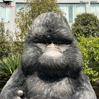 Gorille animatronique sur mesure, orang-outan sur une banane