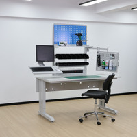 Station de travail d'assemblage de circuits imprimés DETALL conçue pour les laboratoires et les zones de test, avec roulettes mobiles et configuration d'espace de travail flexible